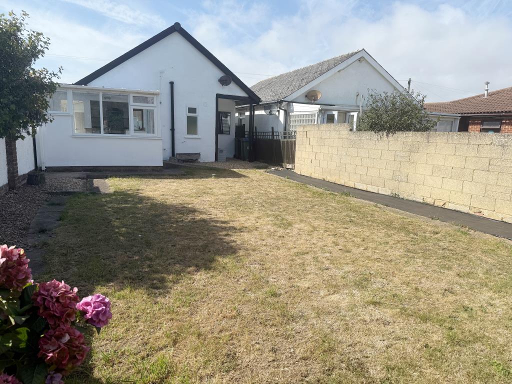 Lot: 150 - DETACHED BUNGALOW FOR INVESTMENT - View of lawned rear garden